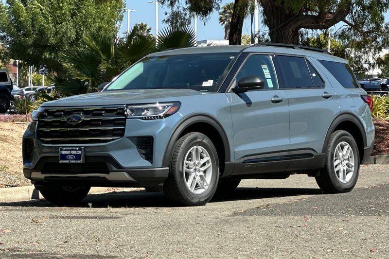 Ford Explorer Vehicle Full-screen Gallery Image 07