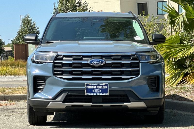 Ford Explorer Vehicle Full-screen Gallery Image 08