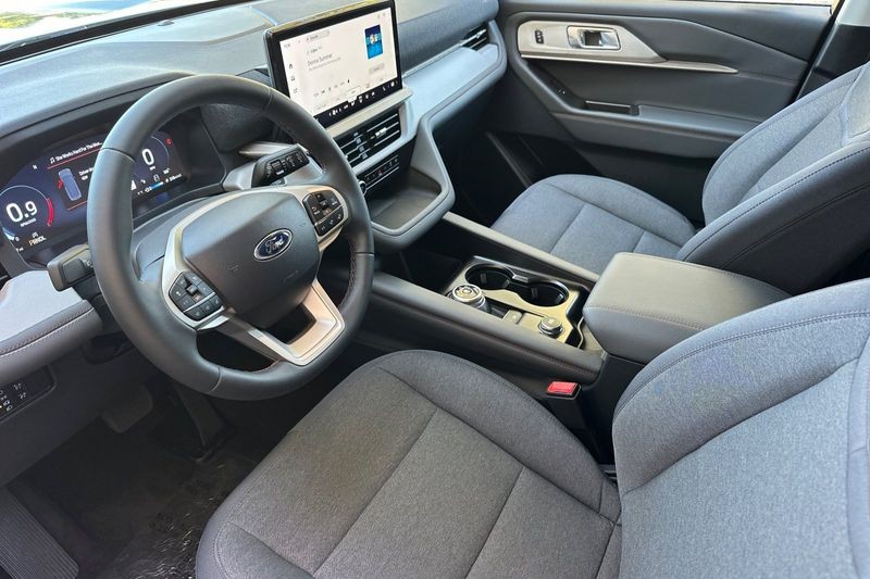 Ford Explorer Vehicle Full-screen Gallery Image 09