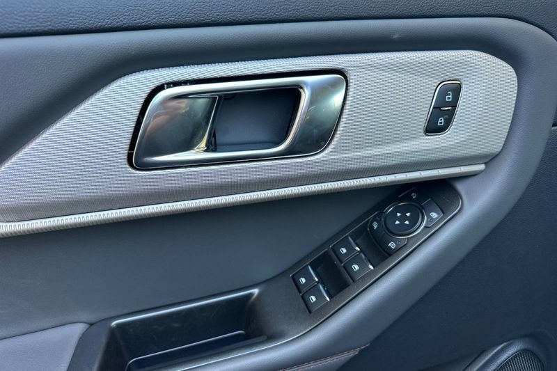 Ford Explorer Vehicle Full-screen Gallery Image 10