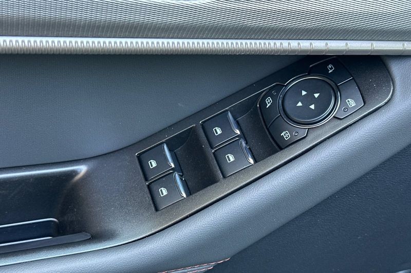 Ford Explorer Vehicle Full-screen Gallery Image 11