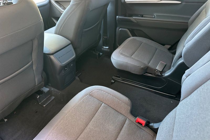 Ford Explorer Vehicle Full-screen Gallery Image 12