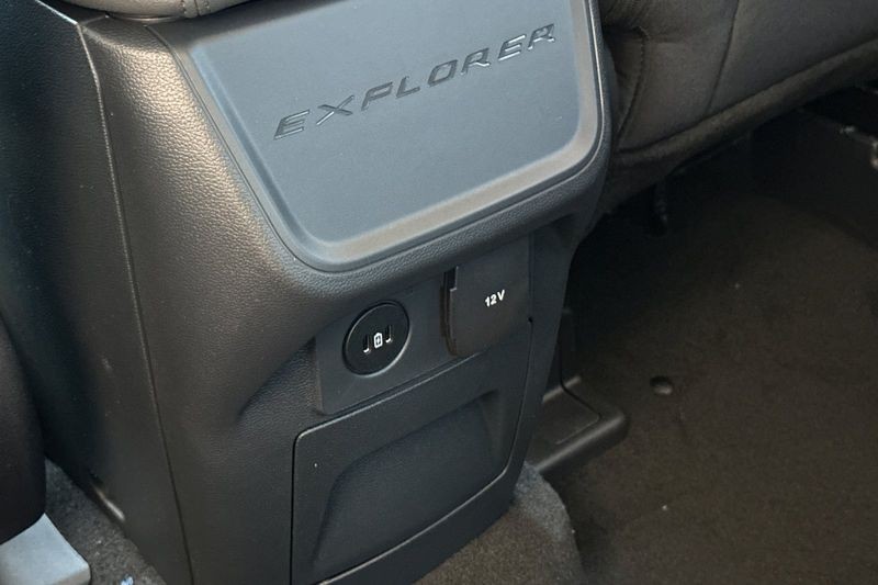 Ford Explorer Vehicle Full-screen Gallery Image 13