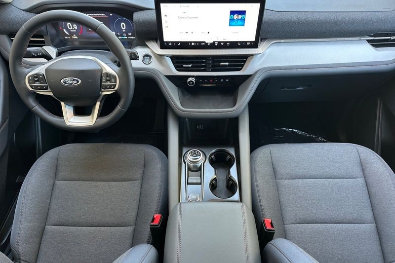 Ford Explorer Vehicle Full-screen Gallery Image 14