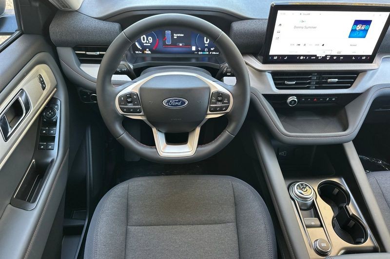 Ford Explorer Vehicle Full-screen Gallery Image 15