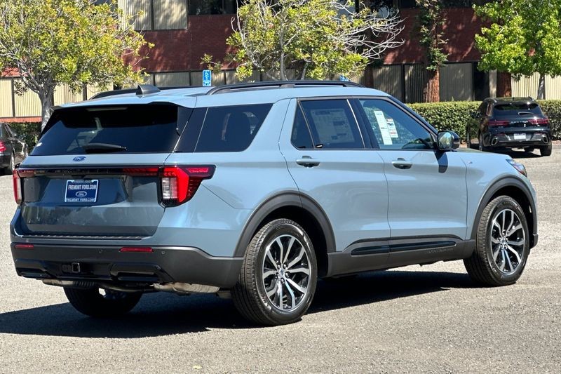 Ford Explorer Vehicle Full-screen Gallery Image 03