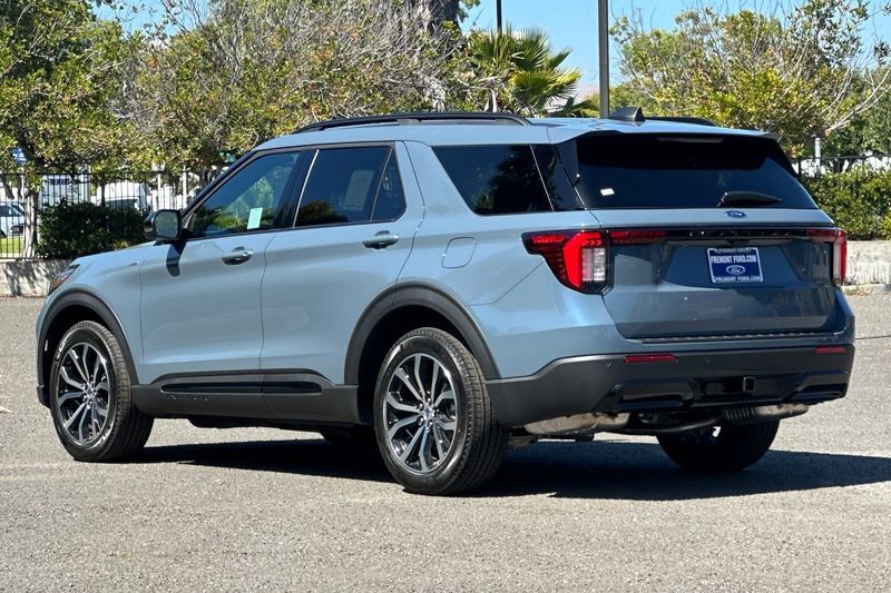 Ford Explorer Vehicle Full-screen Gallery Image 05