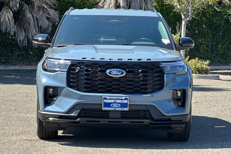 Ford Explorer Vehicle Full-screen Gallery Image 08