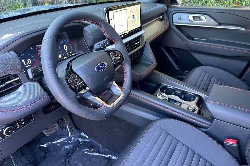 Ford Explorer Vehicle Full-screen Gallery Image 09