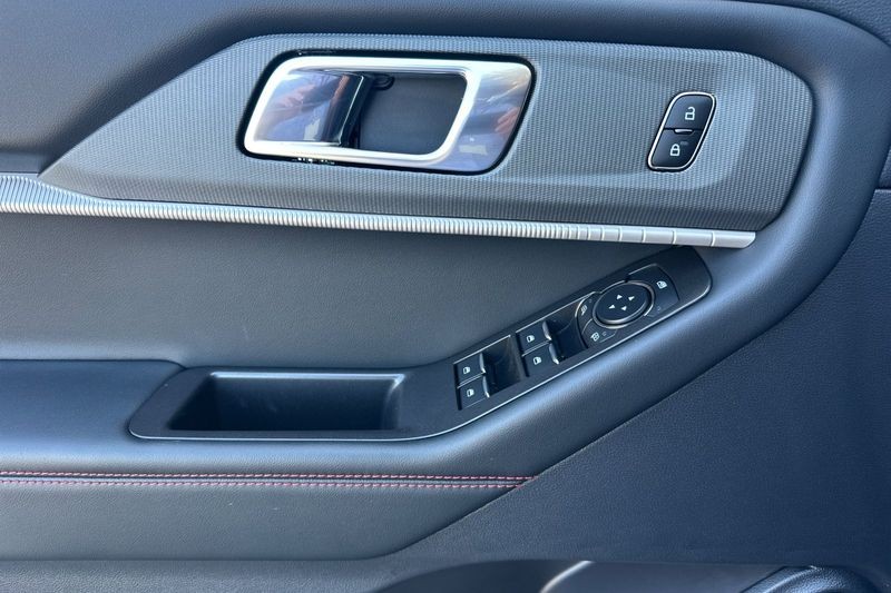 Ford Explorer Vehicle Full-screen Gallery Image 10