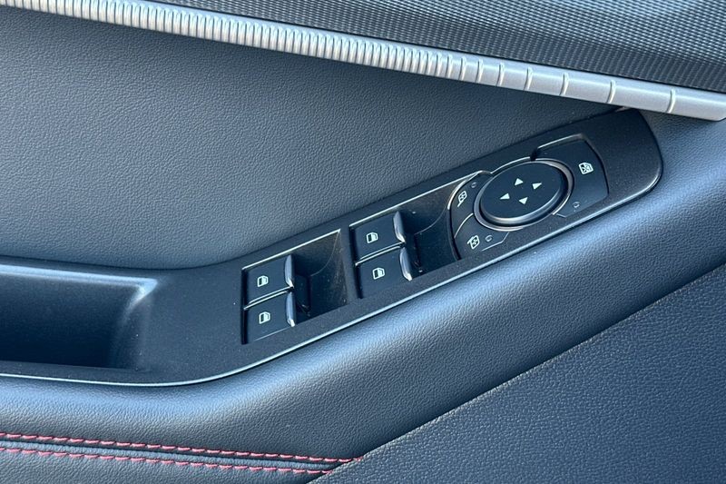 Ford Explorer Vehicle Full-screen Gallery Image 11