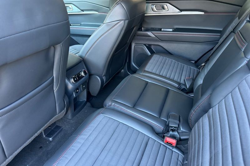 Ford Explorer Vehicle Full-screen Gallery Image 12