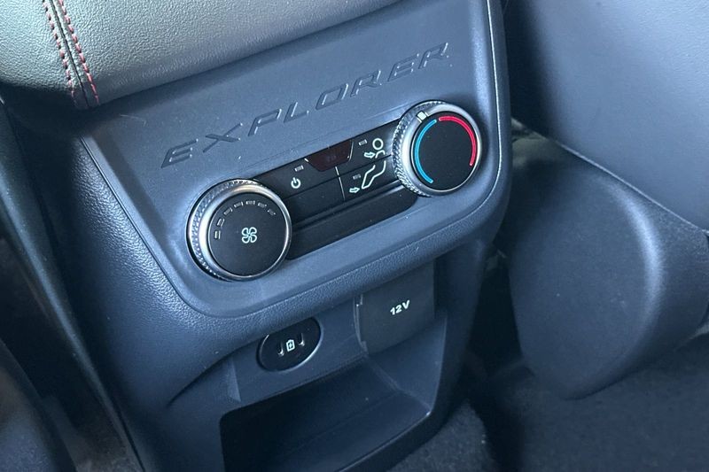 Ford Explorer Vehicle Full-screen Gallery Image 13