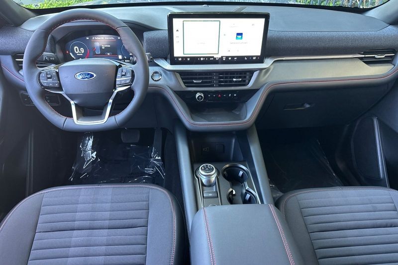 Ford Explorer Vehicle Full-screen Gallery Image 14