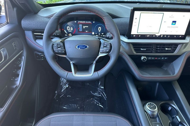 Ford Explorer Vehicle Full-screen Gallery Image 15