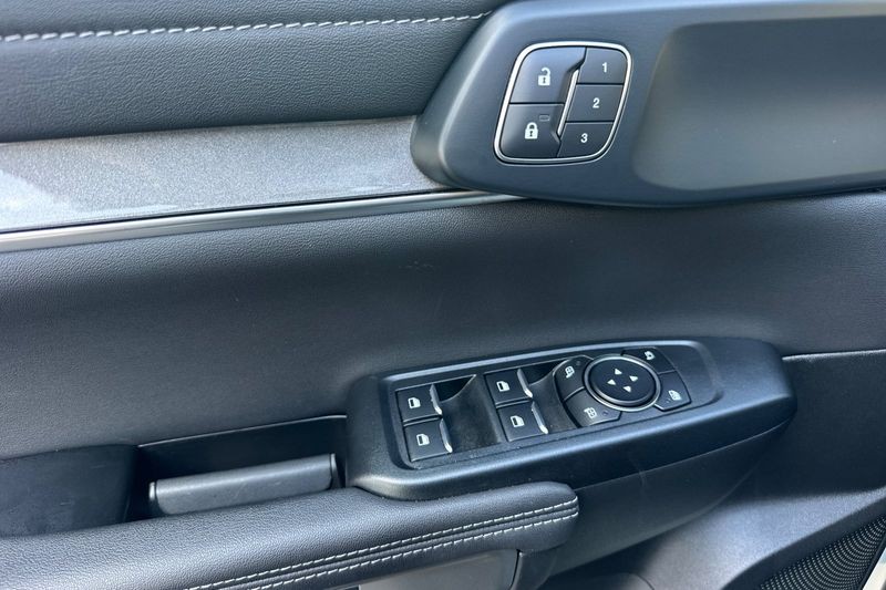 Ford Ranger Vehicle Full-screen Gallery Image 11