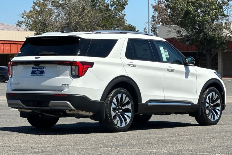 Ford Explorer Vehicle Full-screen Gallery Image 03