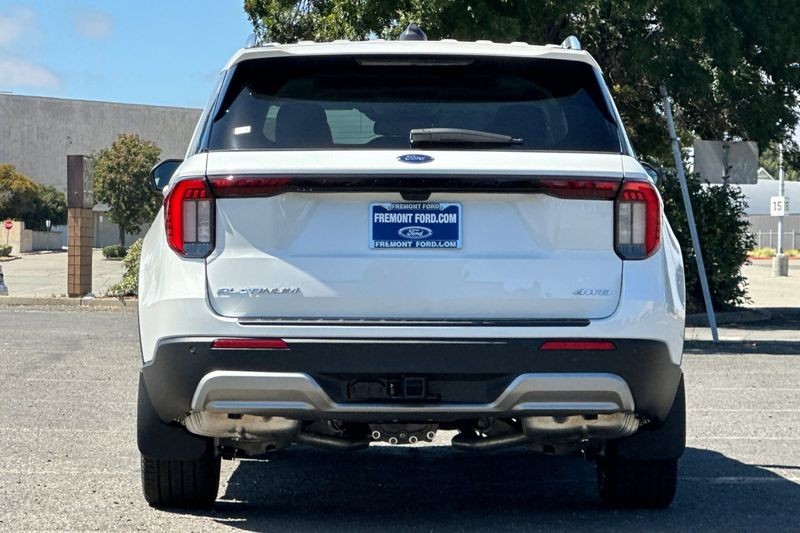 Ford Explorer Vehicle Full-screen Gallery Image 04