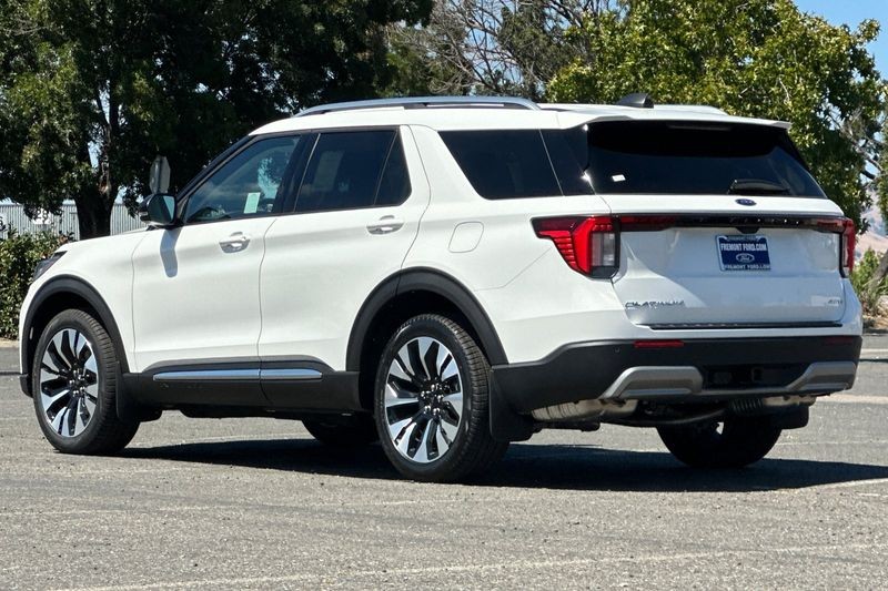 Ford Explorer Vehicle Full-screen Gallery Image 05