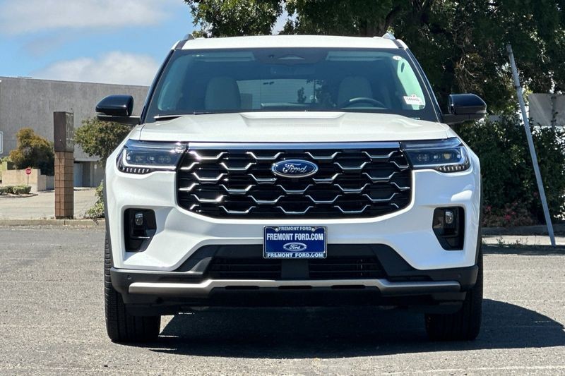 Ford Explorer Vehicle Full-screen Gallery Image 08