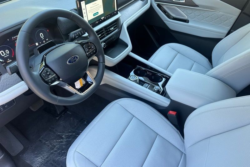 Ford Explorer Vehicle Full-screen Gallery Image 09