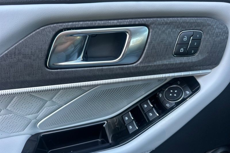 Ford Explorer Vehicle Full-screen Gallery Image 10