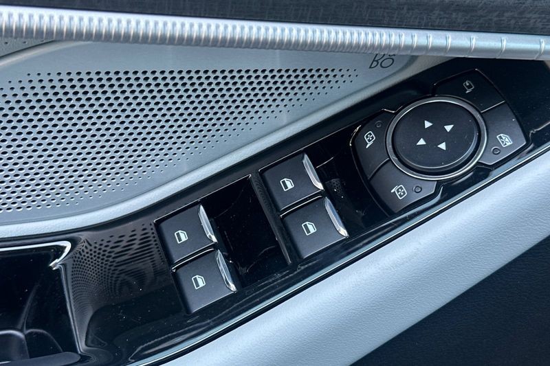 Ford Explorer Vehicle Full-screen Gallery Image 11