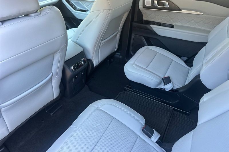 Ford Explorer Vehicle Full-screen Gallery Image 12