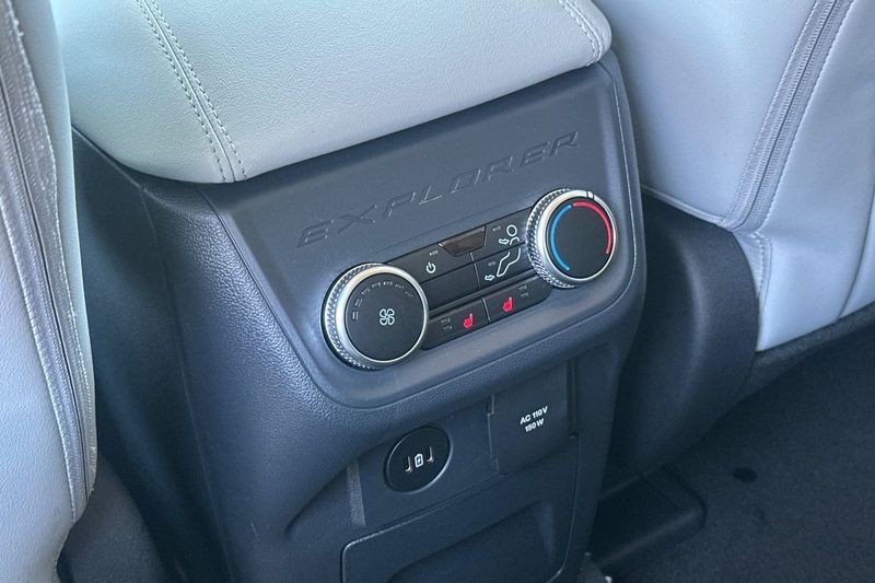 Ford Explorer Vehicle Full-screen Gallery Image 13
