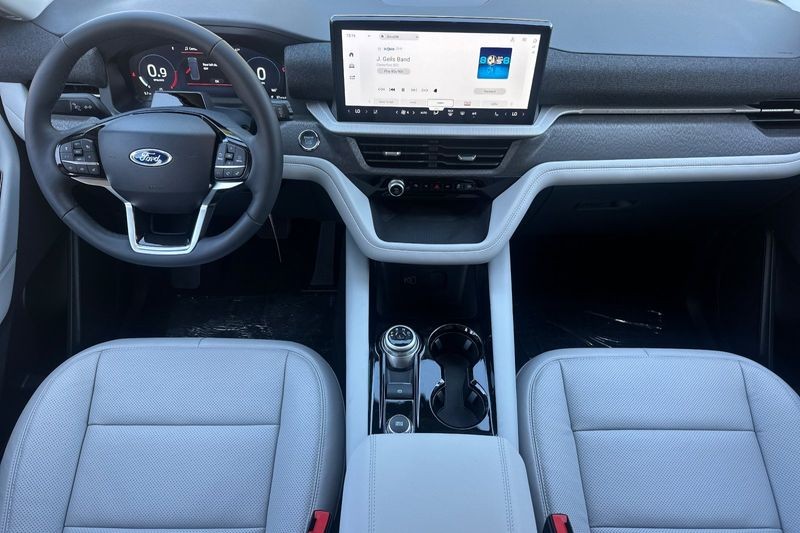 Ford Explorer Vehicle Full-screen Gallery Image 14