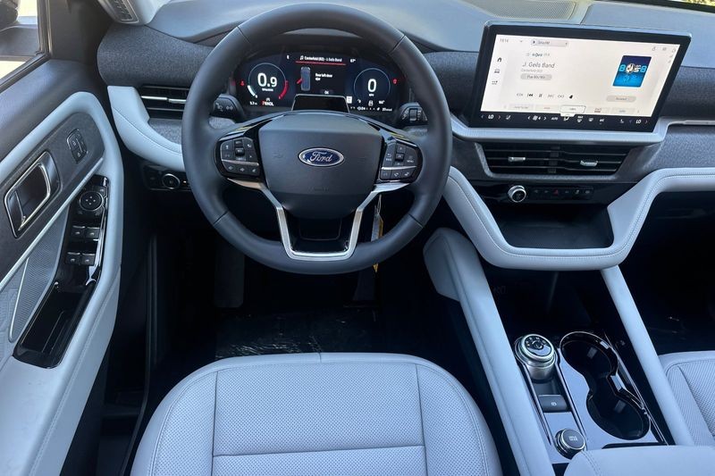 Ford Explorer Vehicle Full-screen Gallery Image 15
