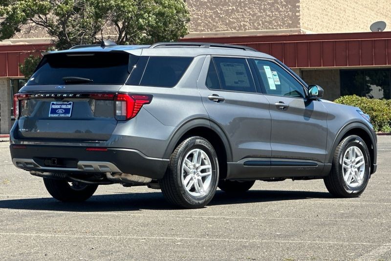 Ford Explorer Vehicle Full-screen Gallery Image 03