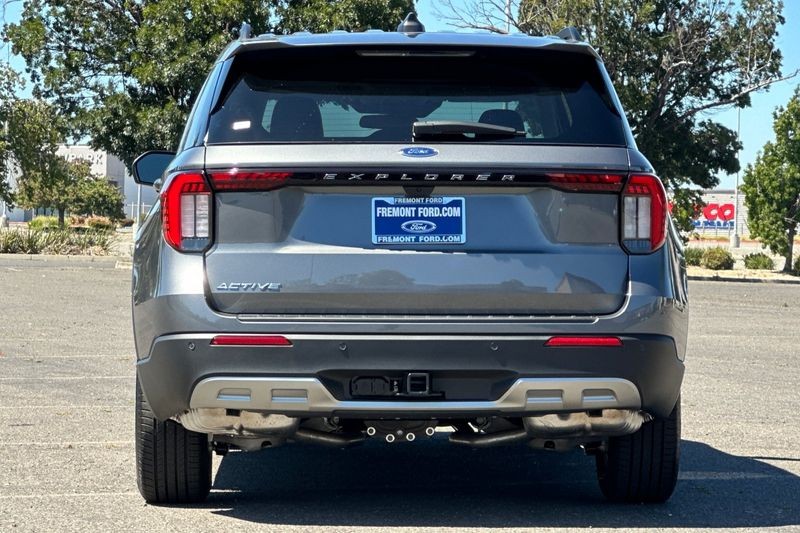 Ford Explorer Vehicle Full-screen Gallery Image 04
