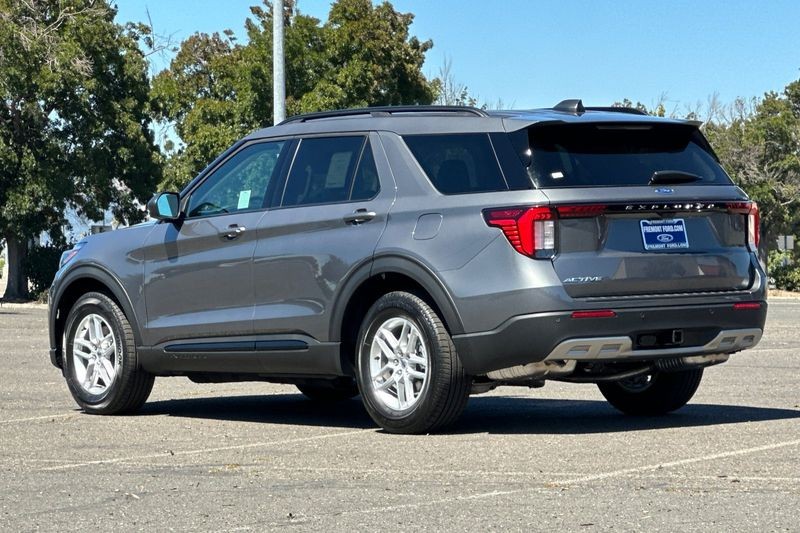 Ford Explorer Vehicle Full-screen Gallery Image 05