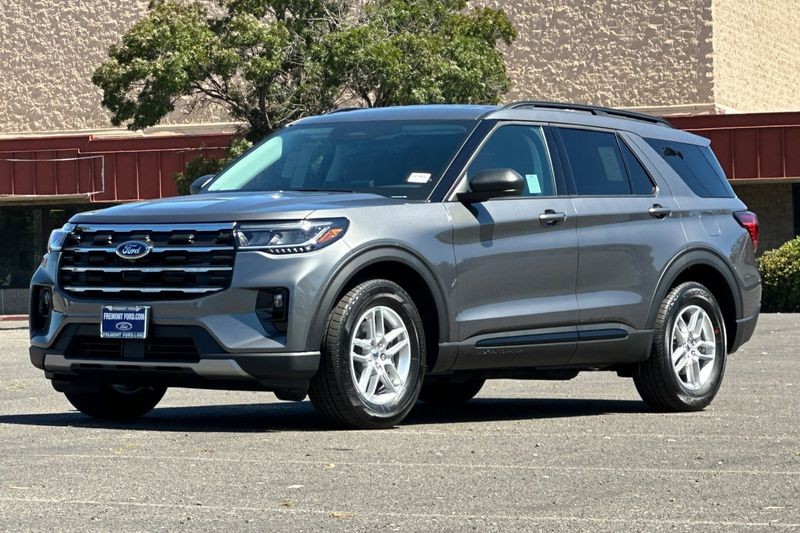 Ford Explorer Vehicle Full-screen Gallery Image 07