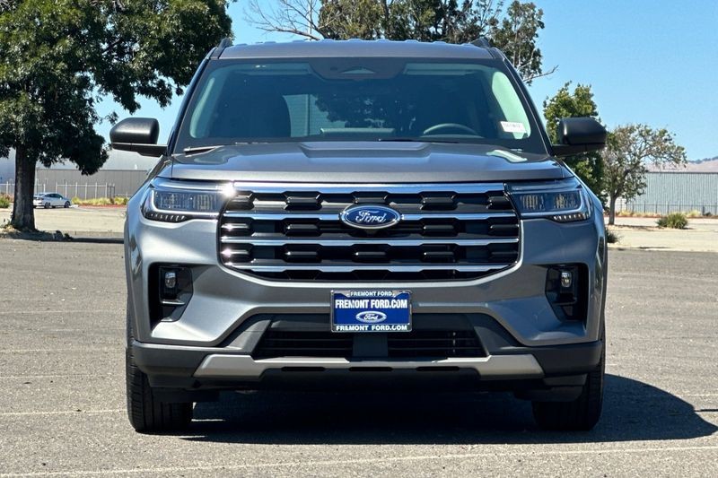 Ford Explorer Vehicle Full-screen Gallery Image 08