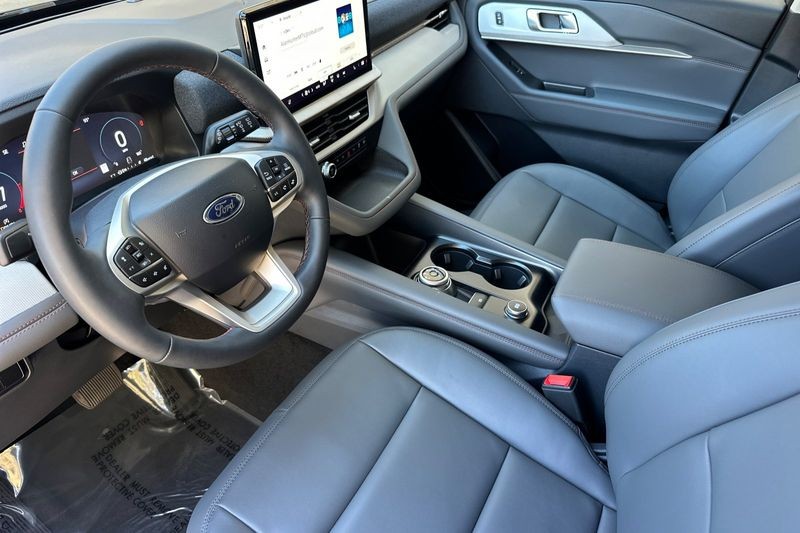 Ford Explorer Vehicle Full-screen Gallery Image 09