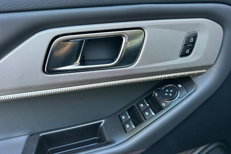 Ford Explorer Vehicle Full-screen Gallery Image 10