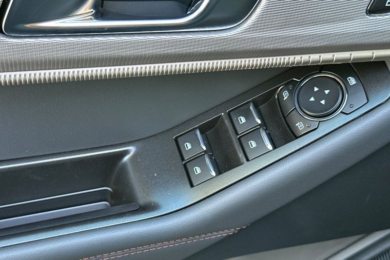 Ford Explorer Vehicle Full-screen Gallery Image 11