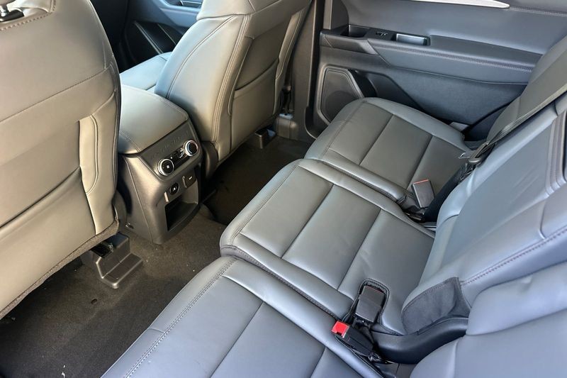 Ford Explorer Vehicle Full-screen Gallery Image 12