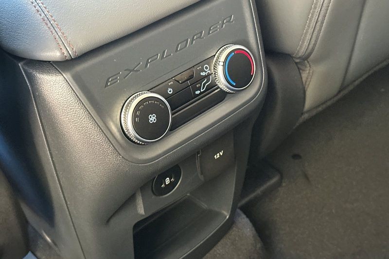 Ford Explorer Vehicle Full-screen Gallery Image 13