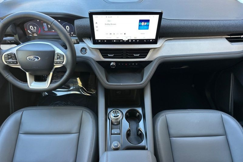Ford Explorer Vehicle Full-screen Gallery Image 14