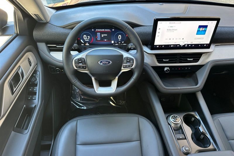 Ford Explorer Vehicle Full-screen Gallery Image 15