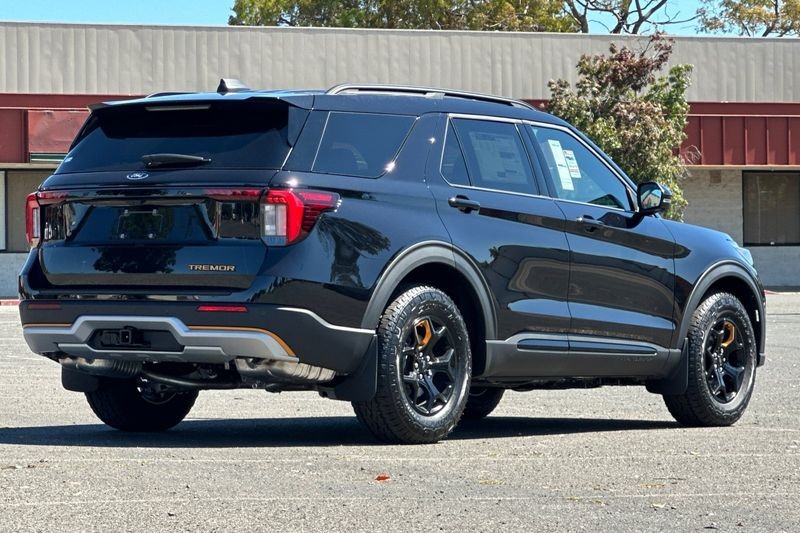 Ford Explorer Vehicle Full-screen Gallery Image 03