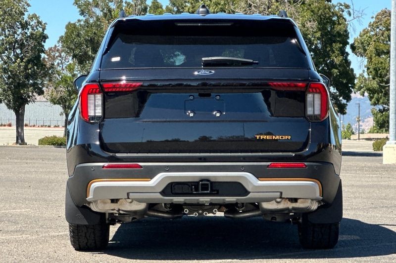Ford Explorer Vehicle Full-screen Gallery Image 04