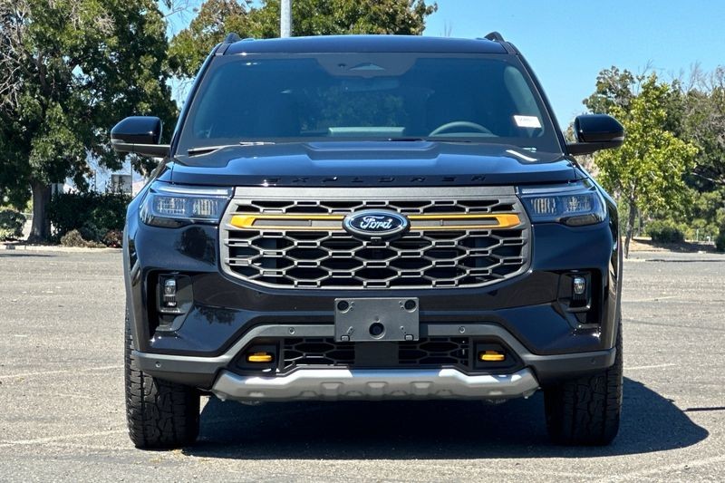 Ford Explorer Vehicle Full-screen Gallery Image 08