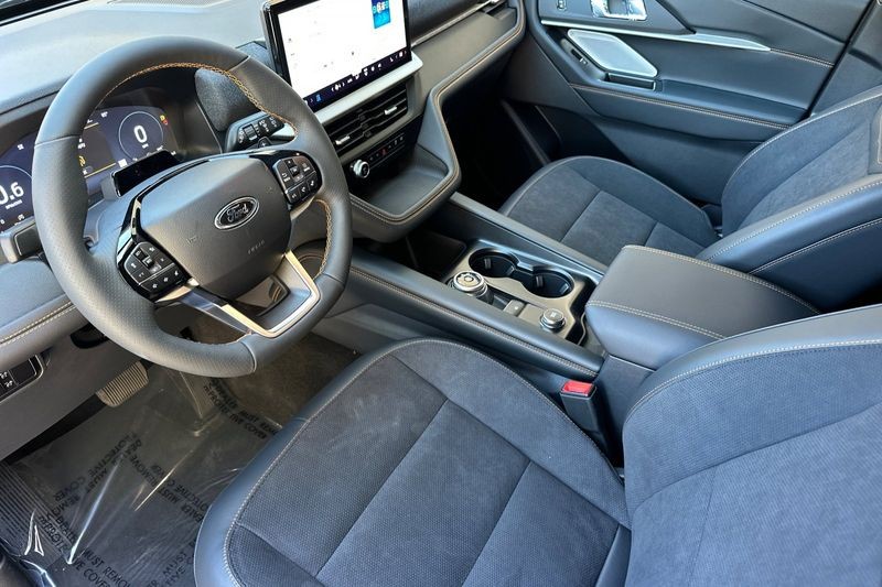 Ford Explorer Vehicle Full-screen Gallery Image 09