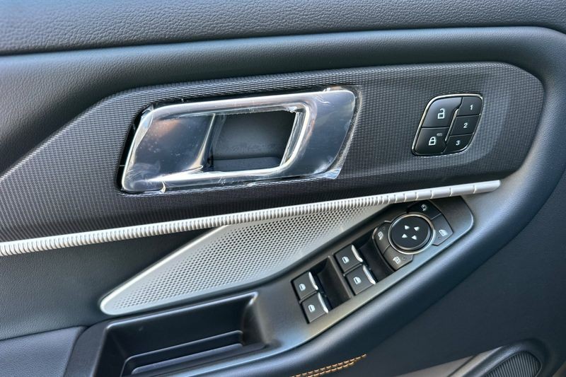 Ford Explorer Vehicle Full-screen Gallery Image 10