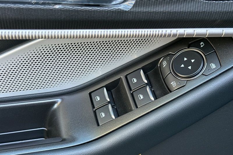 Ford Explorer Vehicle Full-screen Gallery Image 11