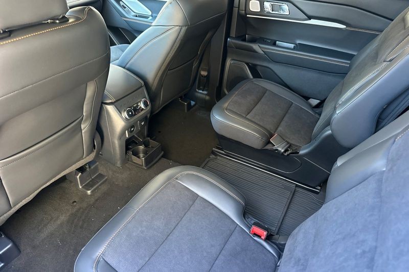 Ford Explorer Vehicle Full-screen Gallery Image 12